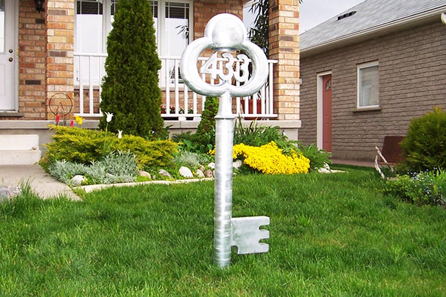 Lanterne, enseigne, numéro de la maison. Les installations électriques sont cachés dans cette lanterne pour des mesures de sécurité et afin de ne pas nuire à l’impression globale.