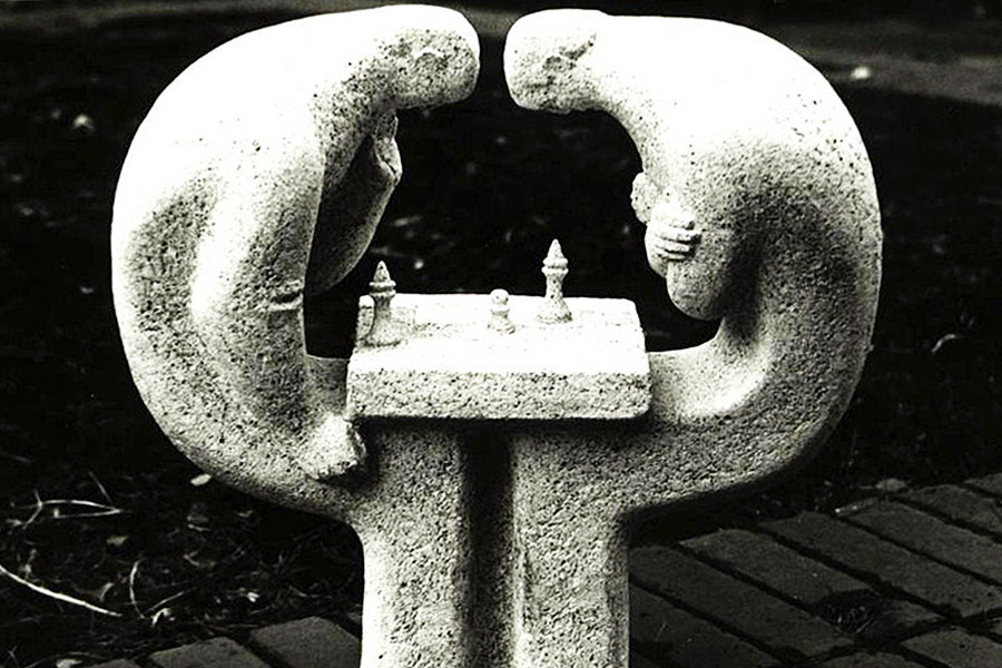 Joueurs d'échecs. Sculpture art en chamotte.