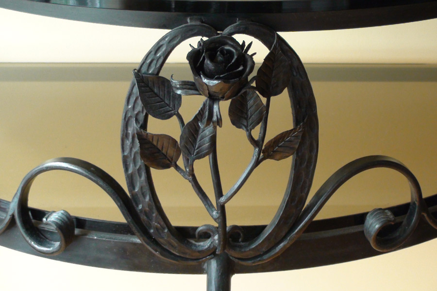 La rose. Élément décoratif de la table en fer forgé.