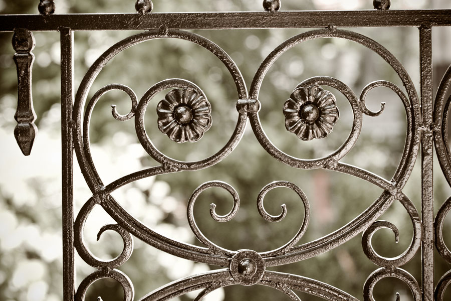 Élément décoratif de la clôture en fer forgé.