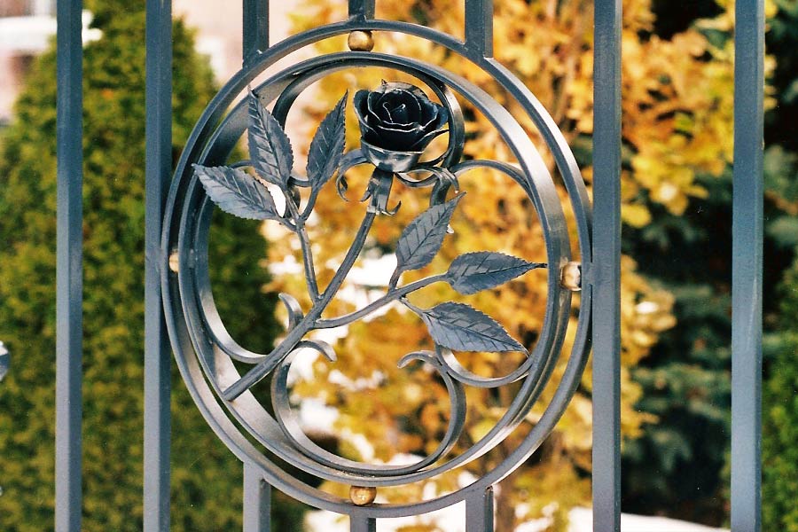 La rose. Élément décoratif du portail en fer forgé.