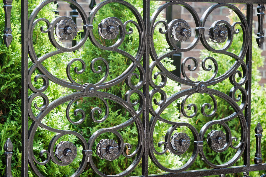 Élément décoratif du portail en fer forgé.