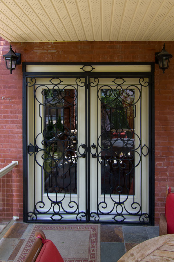 Grille de porte en fer forgé.