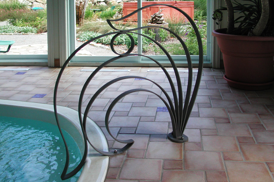 Rampe de piscine en fer forgé.